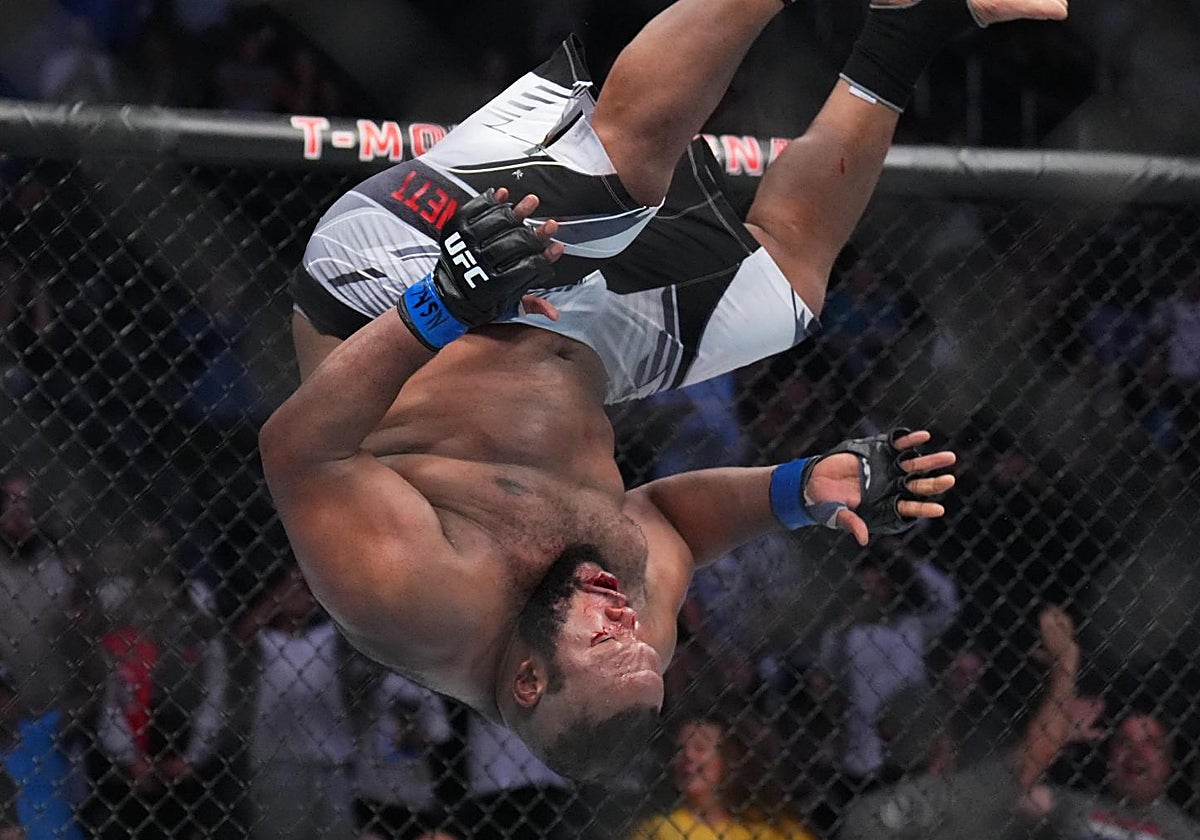 Chris Barnett da una voltereta sobre el octógono de la UFC