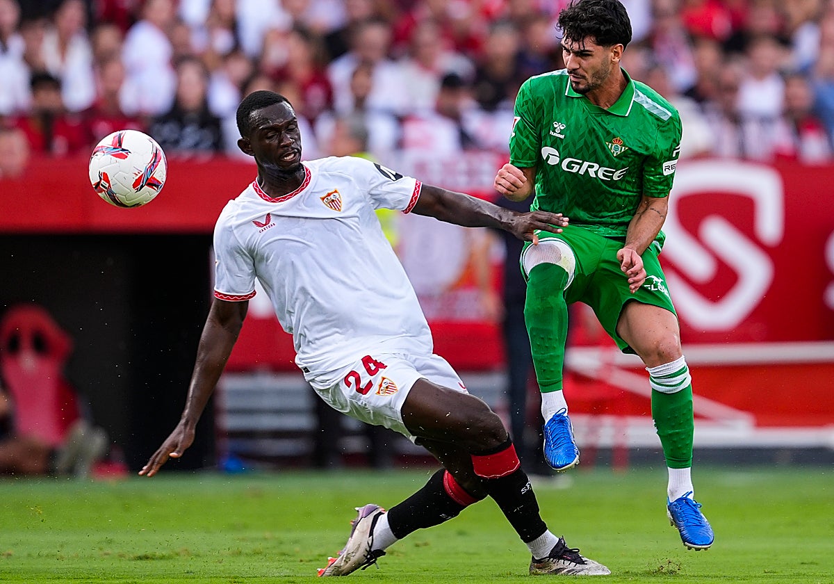 Nianzou defiende un balón en el Sevilla - Betis del pasado domingo en el Sánchez-Pizjuán