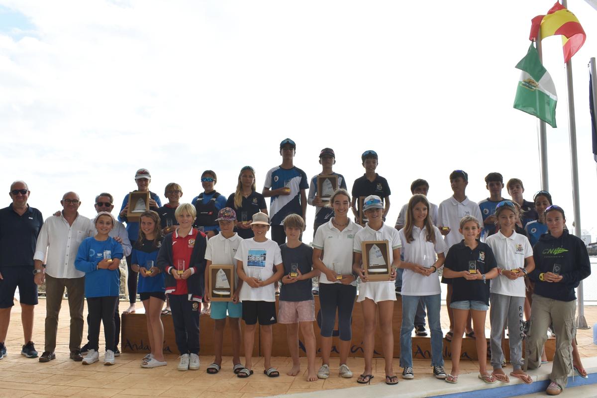 Mar Infante, Petra Murube y José de Linares, Manuel Florido, Martina Quintana y Pablo Medina, campeones del Trofeo de la Hispanidad de Optimist