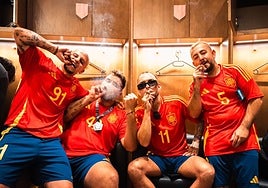 Los 'youtubers' profanan el vestuario del Atlético y se burlan de todo el mundo