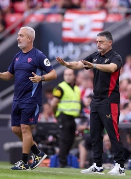 Imagen - Álex García junto a García Pimienta en el Athletic - Sevilla disputado en San Mamés