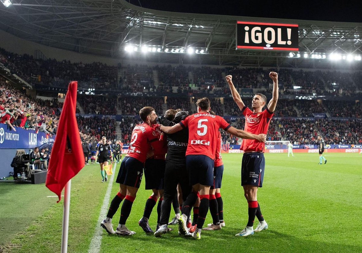 Raúl García de Haro celebra un gol junto a sus compañeros este curso