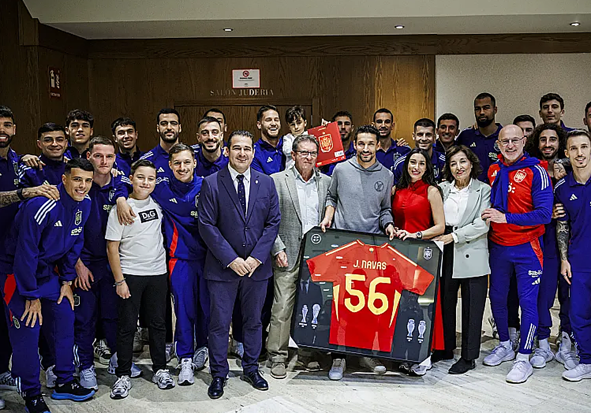 Jesús Navas recibe un obsequio de la selección española