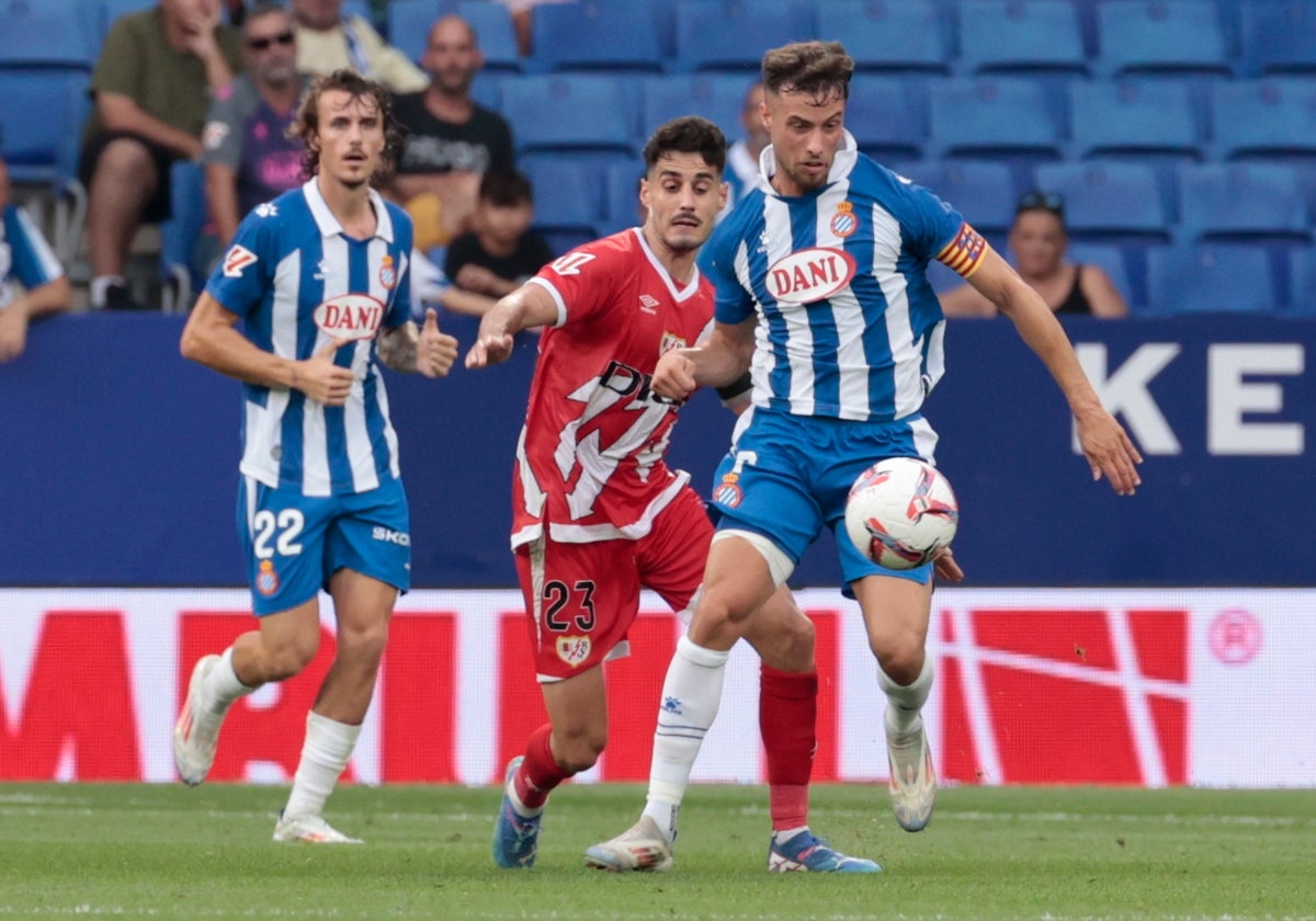 Javi Puado pelea un balón con el centrocampista del Rayo Vallecano Óscar Valentín durante el partido de LaLiga entre el Espanyol y el Rayo Vallecano