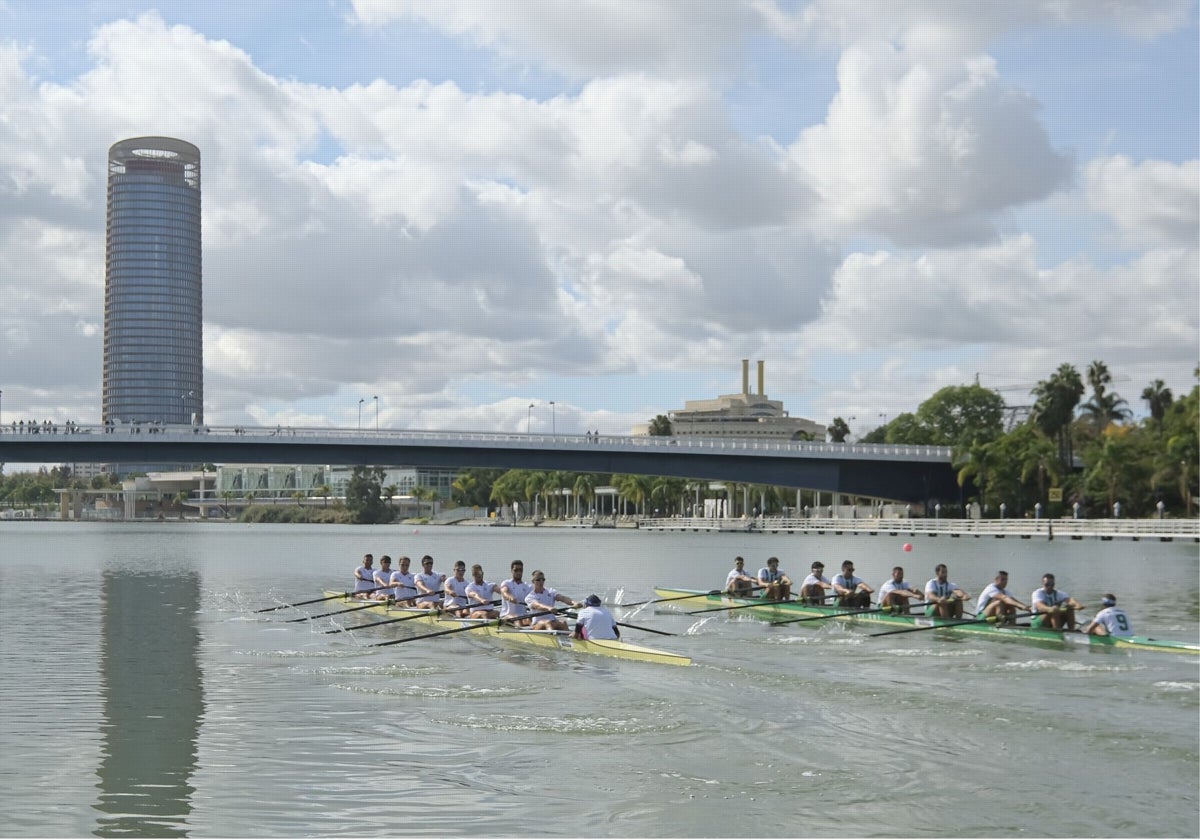 Regata Sevilla - Betis, acercándose a la pasarela y Torre Sevilla