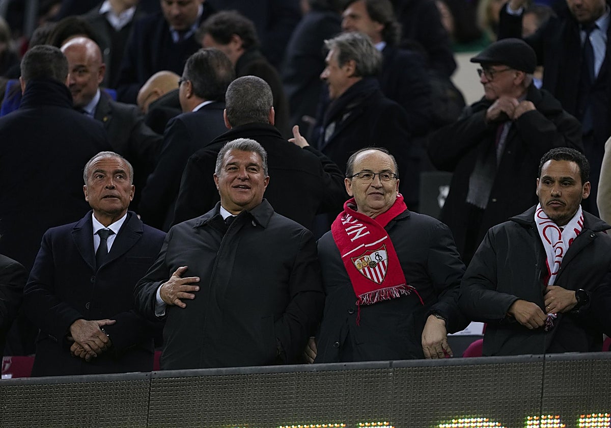 Del Nido Carrasco, José Castro, Joan Laporta y Rafa Yuste en el palco del Camp Nou en un Barcelona - Sevilla