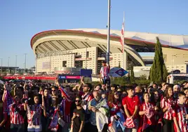 Aficionados rojiblancos en los alrededores del Metropolitano antes del último derbi liguero