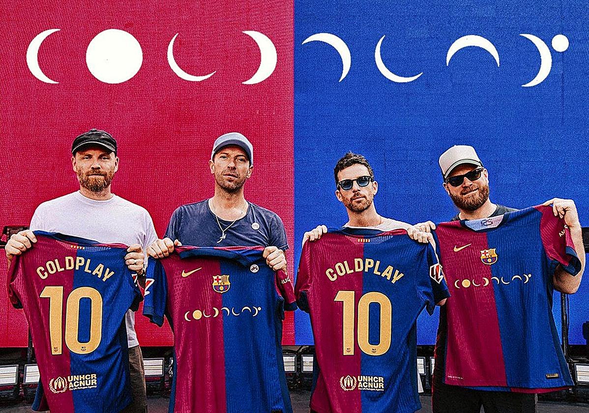 Los integrantes de la banda británica, Coldplay, junto a las camisetas hechas junto al FC Barcelona