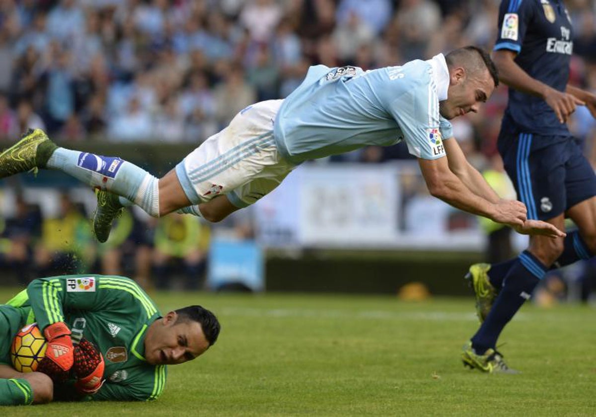 Keylor Navas se hace con el balón, con el salto de Iago Aspas, en el Celta- Real Madrid de Balaídos, de la Liga 2015-16, que acabó con victoria madridista por 1-3