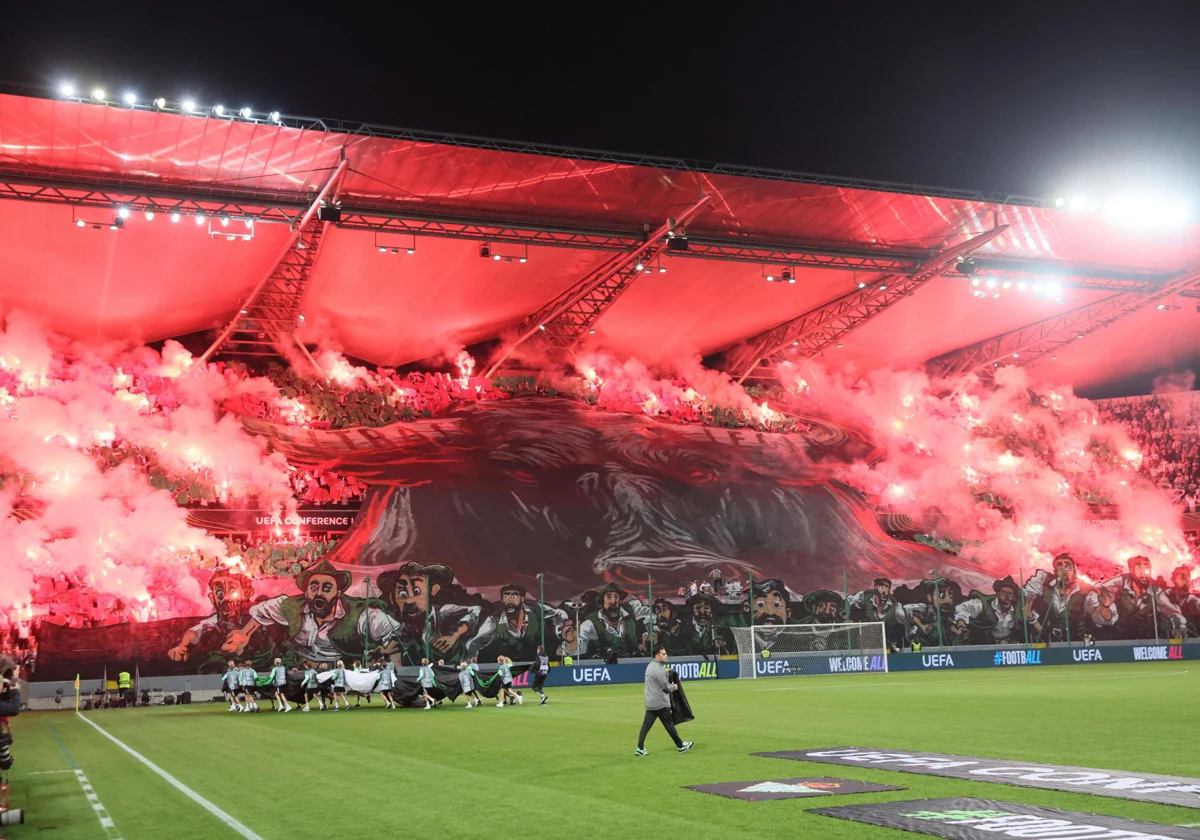 El tifo con la imagen de un toro y múltiples bengalas mostrado antes del Legia - Betis