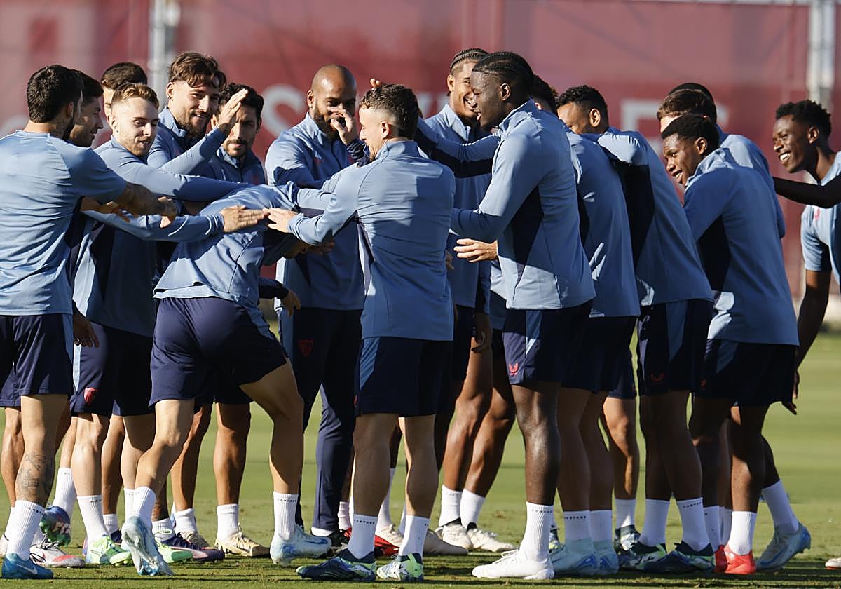 Buen ambiente entre los jugadores del Sevilla en la sesión de entrenamiento previa al partido ante el Barcelona