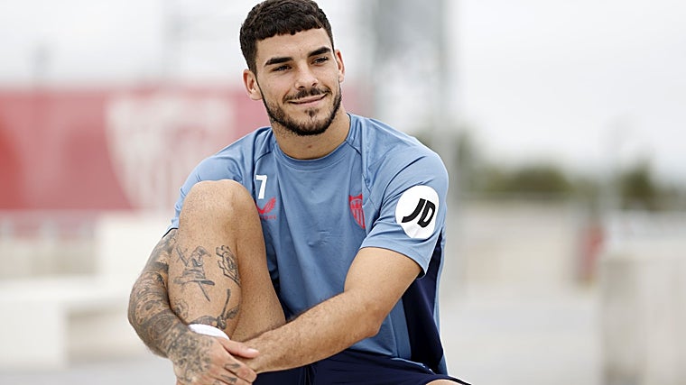Isaac Romero posa en la ciudad deportiva del Sevilla