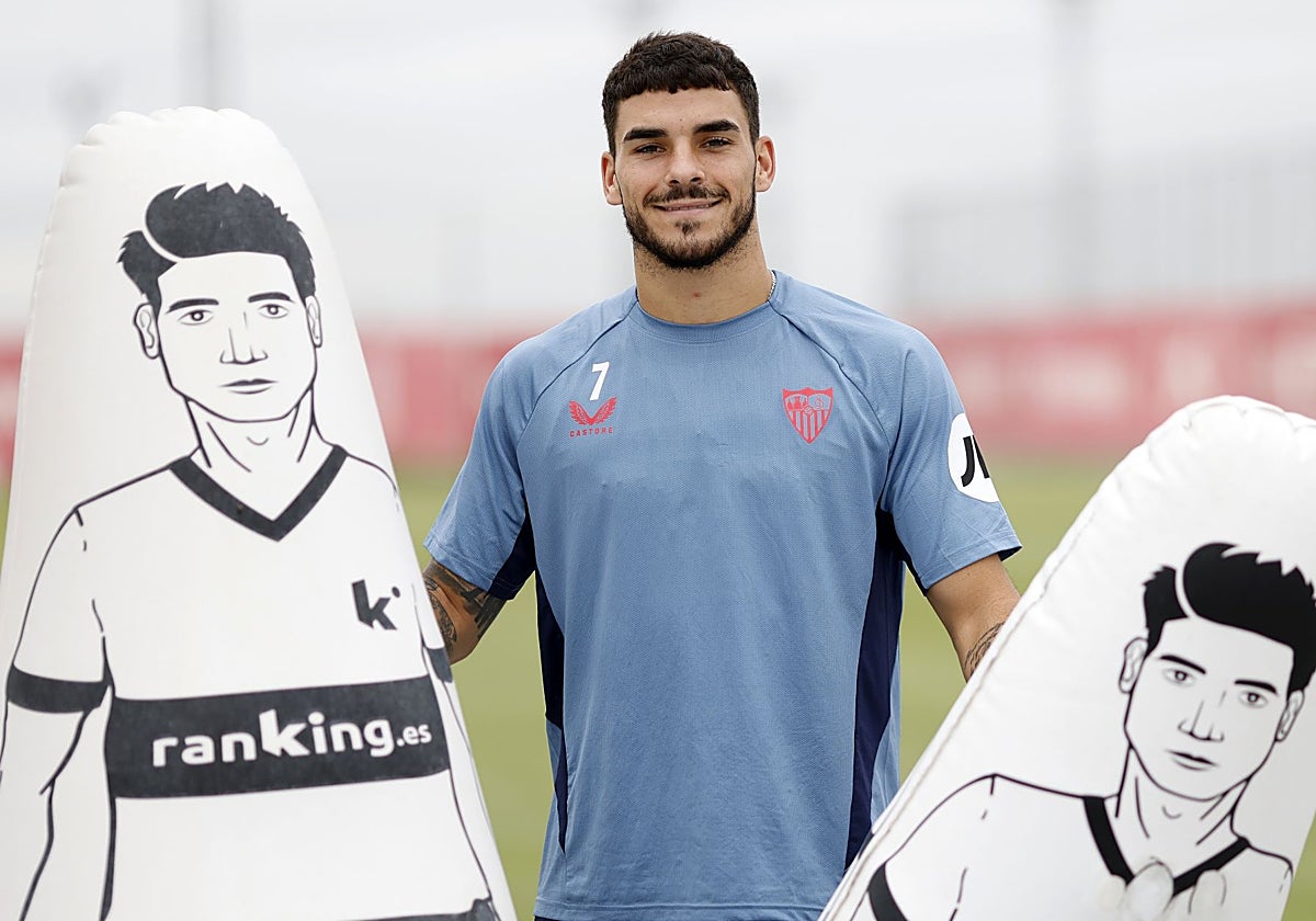 Isaac Romero posa en la ciudad deportiva del Sevilla