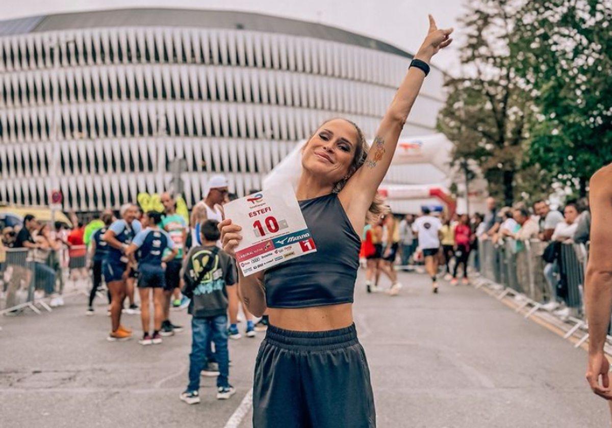 La corredora posa antes de la maratón nocturna de Bilbao