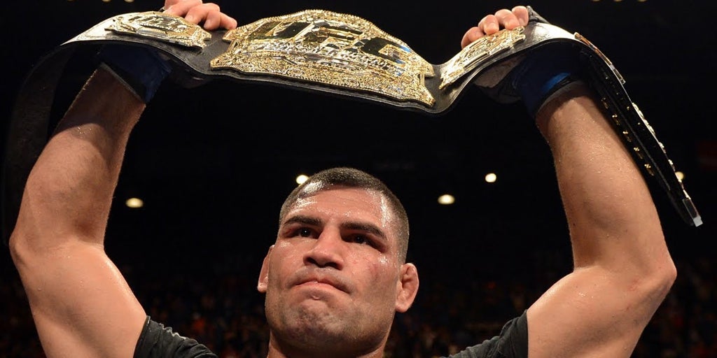 El excampeón de UFC Caín Velásquez tenderá a esperar hasta 2025 para escuchar su sentencia por intención de asistir