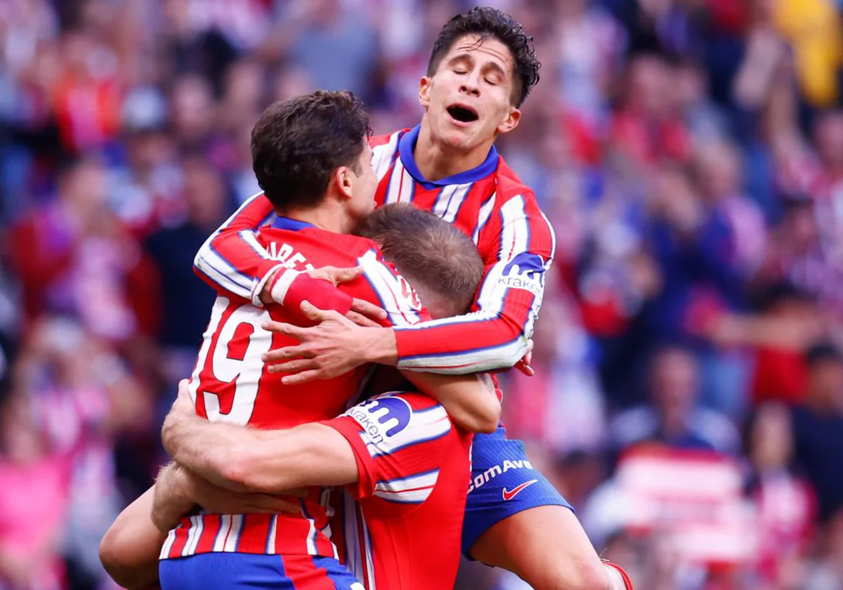 Giuliano, emocionado, celebra con Julián Álvarez y Sorloth el tercer gol del Atlético ante el Leganés