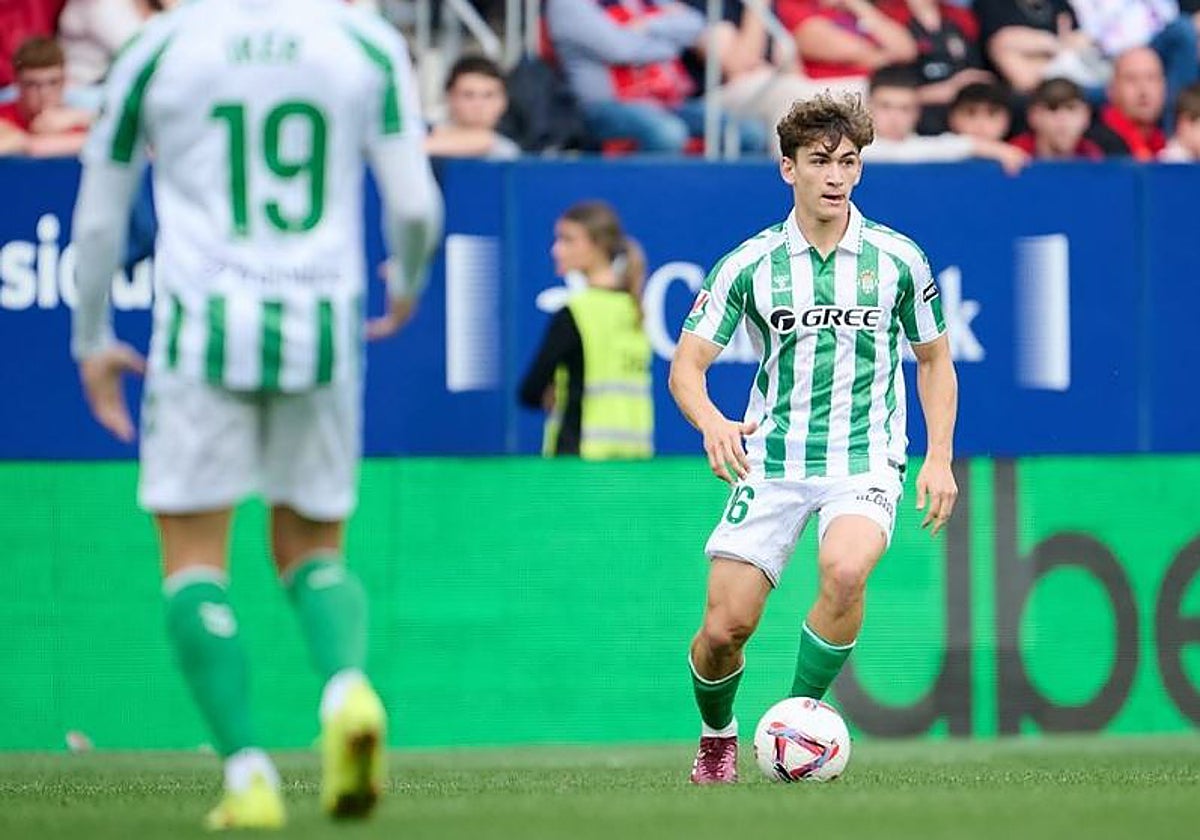Mateo Flores conduce la pelota durante el transcurso del Osasuna - Betis