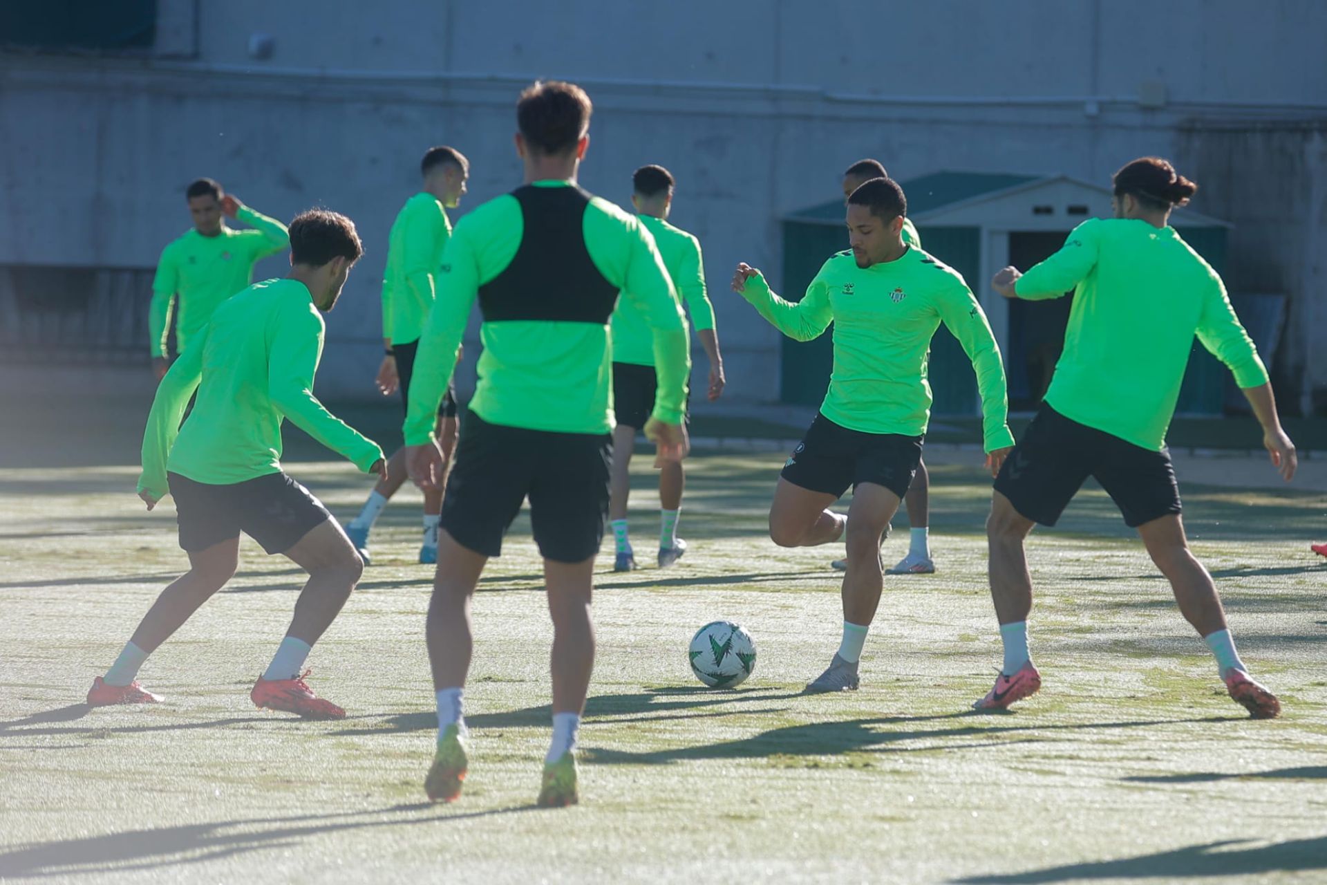 Vitor Roque se ejercita con sus compañeros en la ciudad deportiva