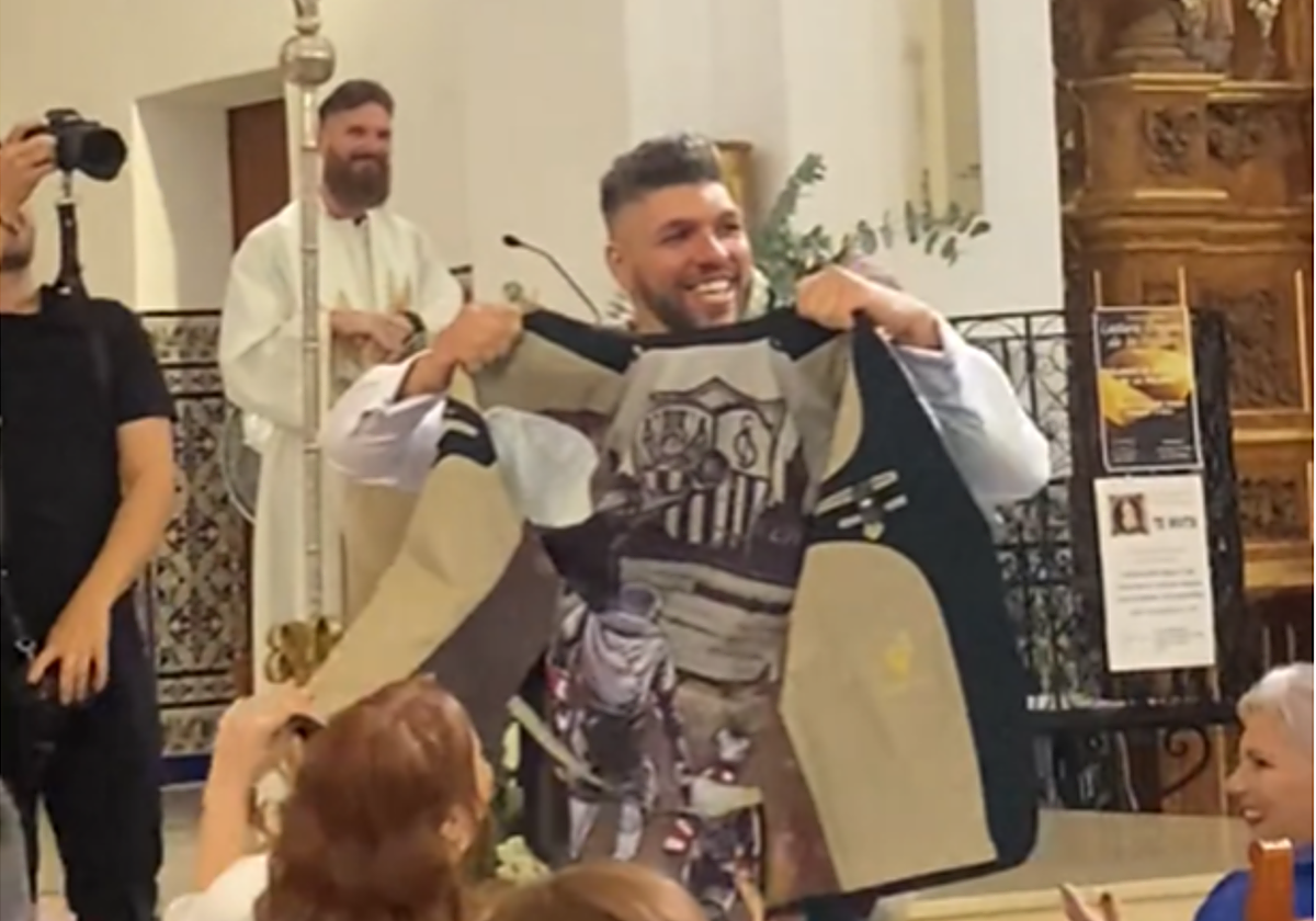 Así fue el momento en el que el novio, durante la ceremonia de su boda, mostró a los invitados el escudo del Sevilla en el interior de su chaqueta
