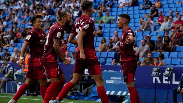 Acuña, Gudelj y Kike Salas felicitan a Carmona en el RCDE Stadium