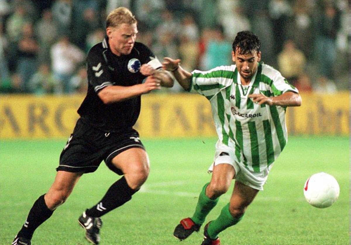 Henrik Larsen pugna con Oli en el partido de ida de los octavos de final de la Recopa de 1997