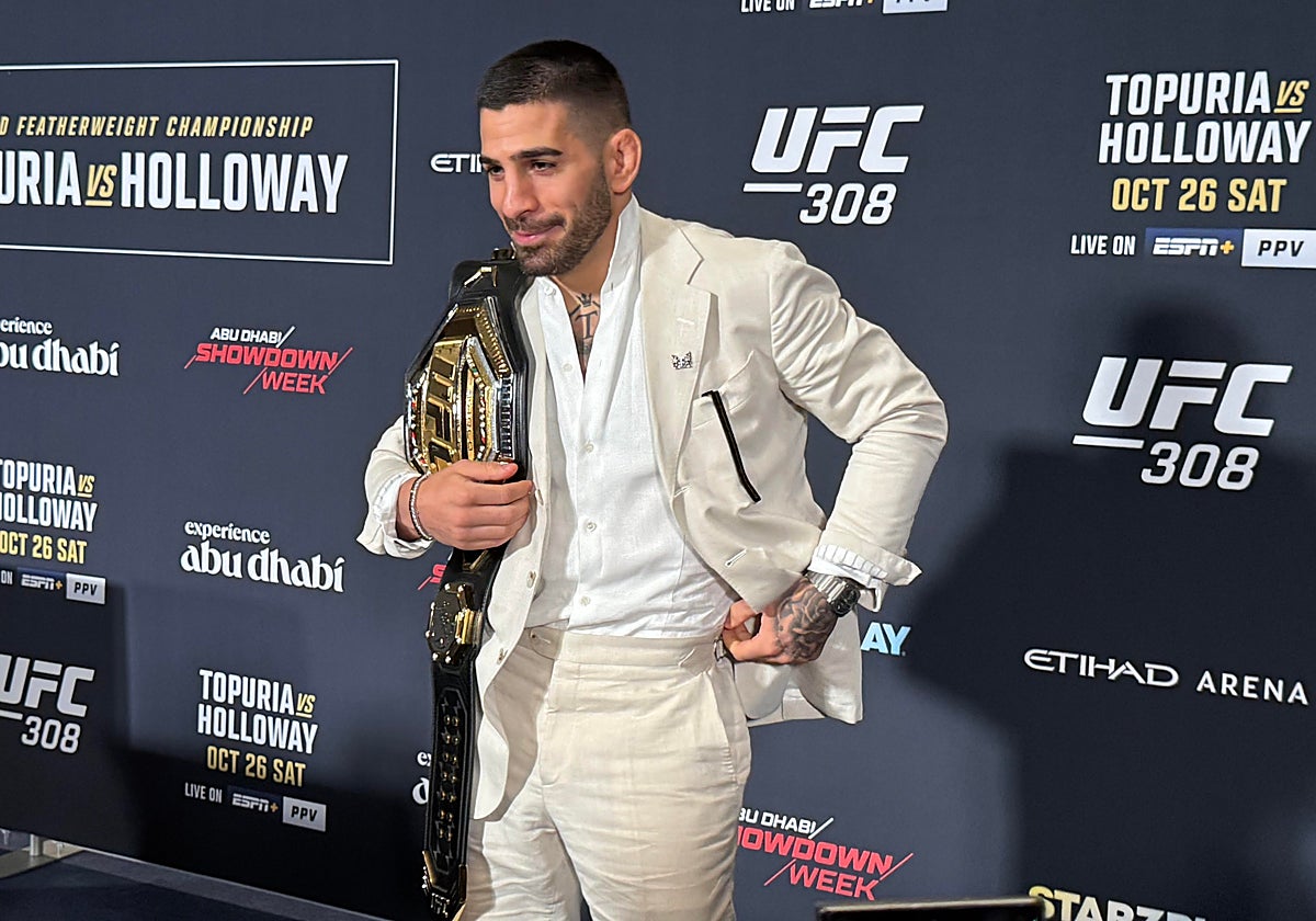 Ilia Topuria posa con el cinturón tras la rueda de prensa