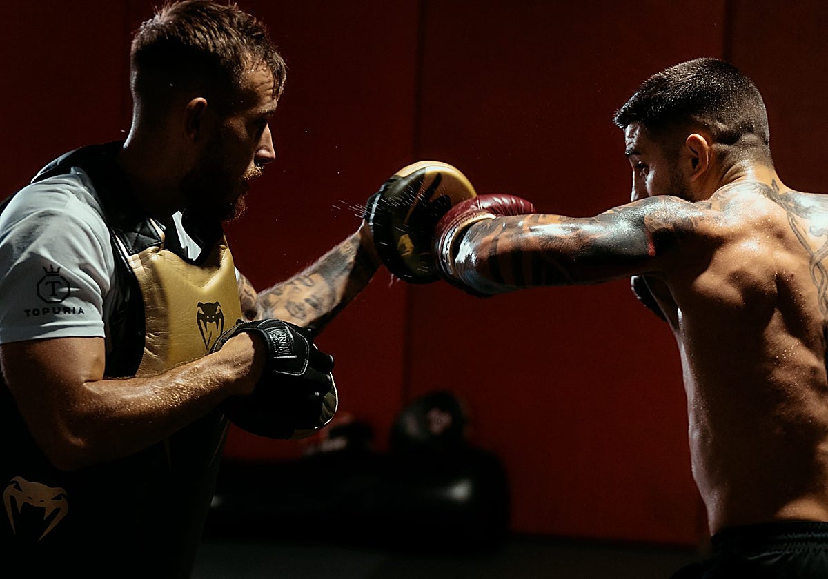 Javi Climent pone las manoplas a Ilia Topuria