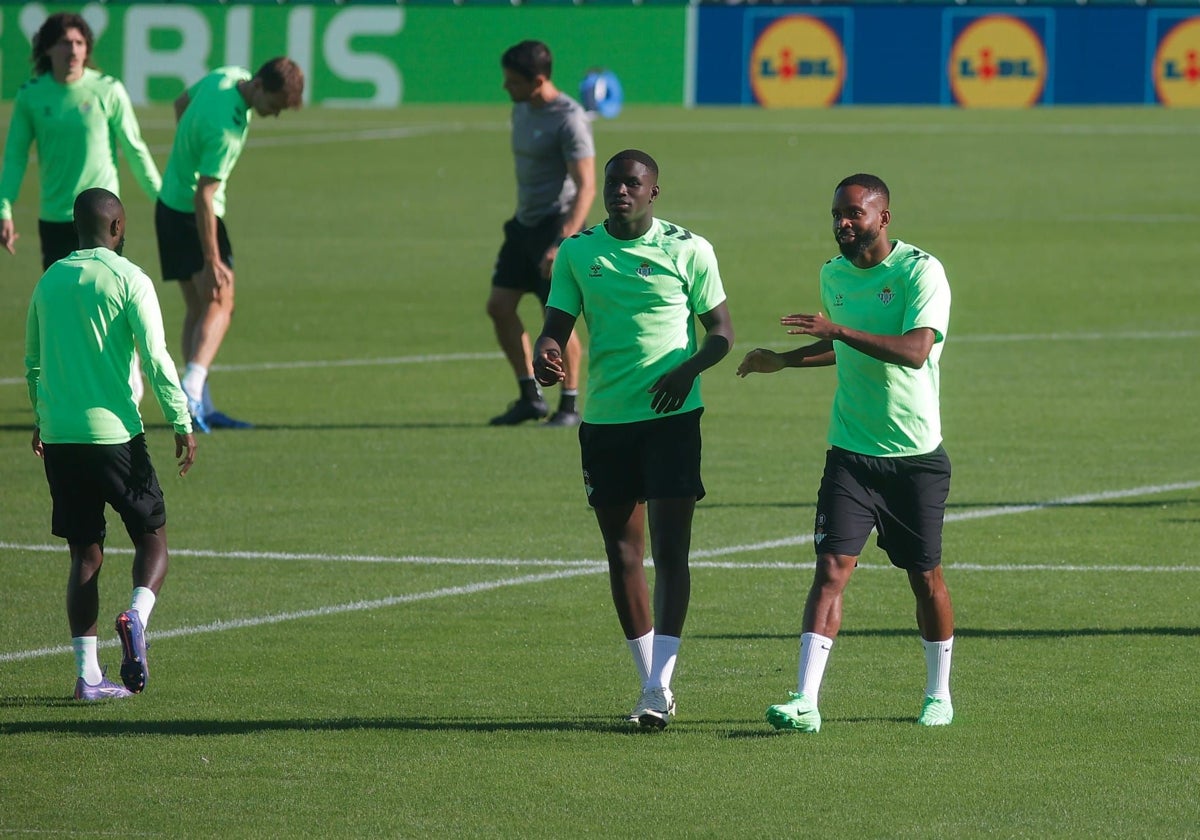 Mendy y Bakambu se ejercitan ayer en el entrenamiento del Betis en el estadio Benito Villamarín