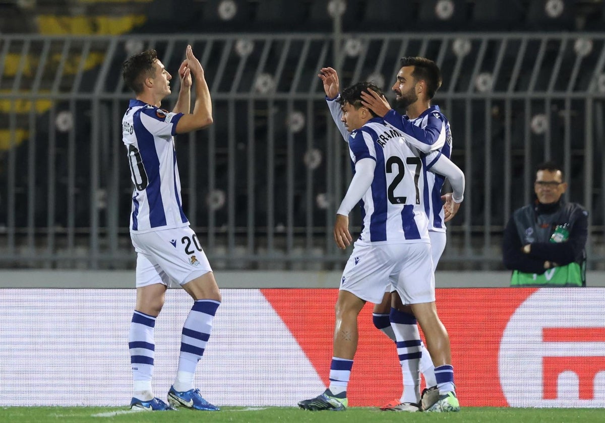 Brais Méndez y Aramburu celebran junto a Jon Pacheco el primer gol de la Real