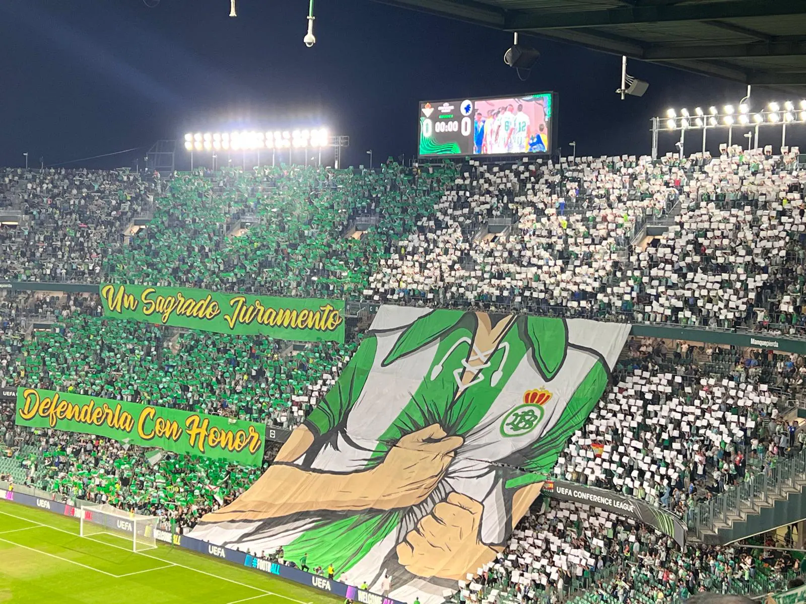 El tifo del Gol Sur del Betis en el Betis - Copenhague de la Conference League