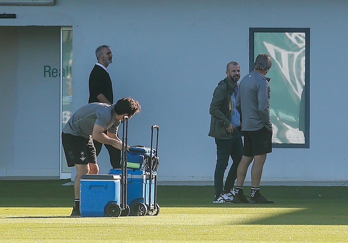 Manu Fajardo y Pellegrini dialogan en un entrenamiento del Betis