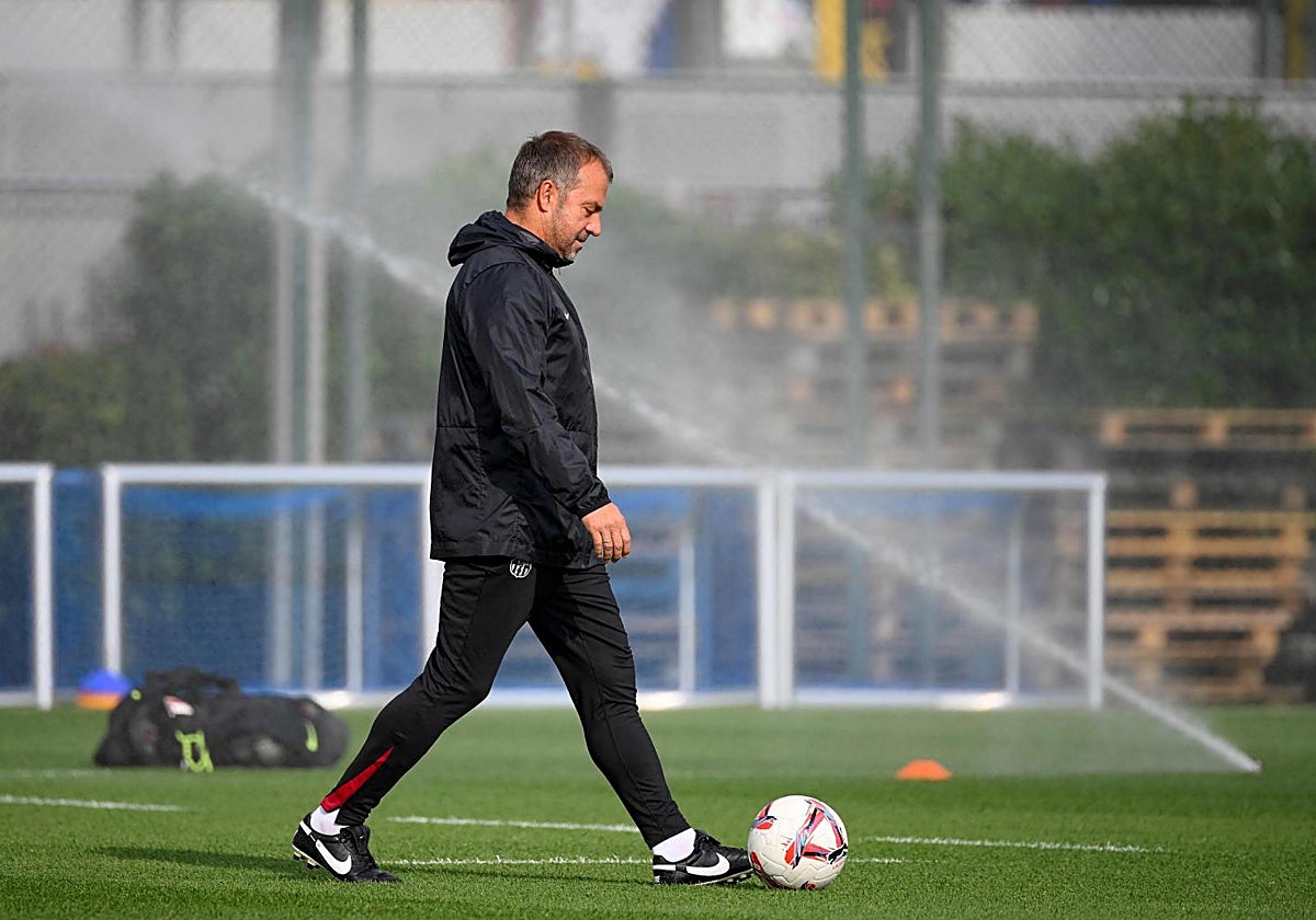 Hansi Flick durante el entrenamiento de este viernes, previo al clásico