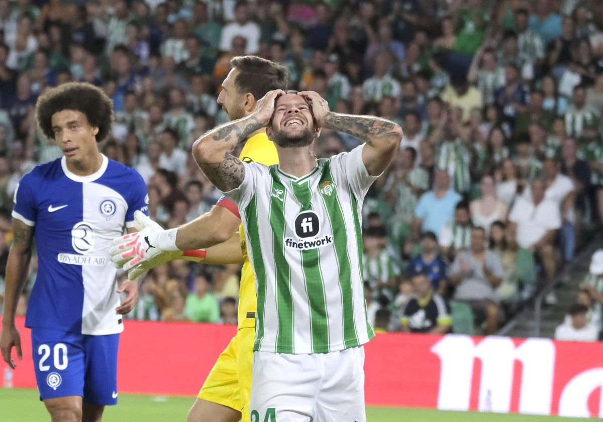 Aitor se lamenta ante Witsel y Oblak durante el Betis - Atlético de Madrid de la pasada temporada