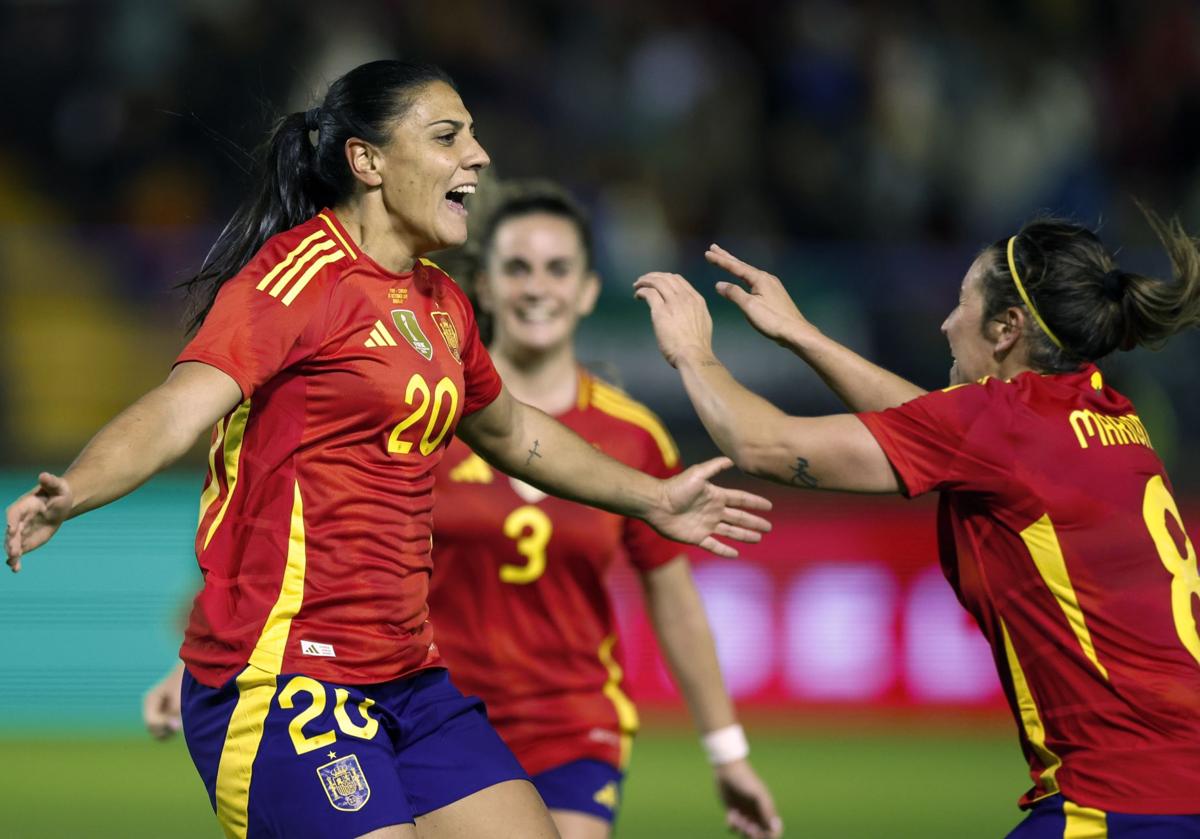 La delantera de la selección española de fútbol Cristina Martín-Prieto (i) celebra su gol durante el partido femenino amistoso entre España y Canadá