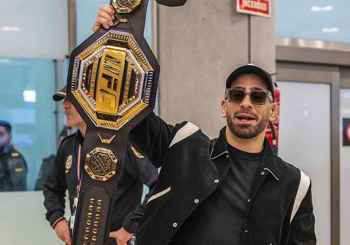 Ilia Topuria muestra el cinturón de campeón de la UFC