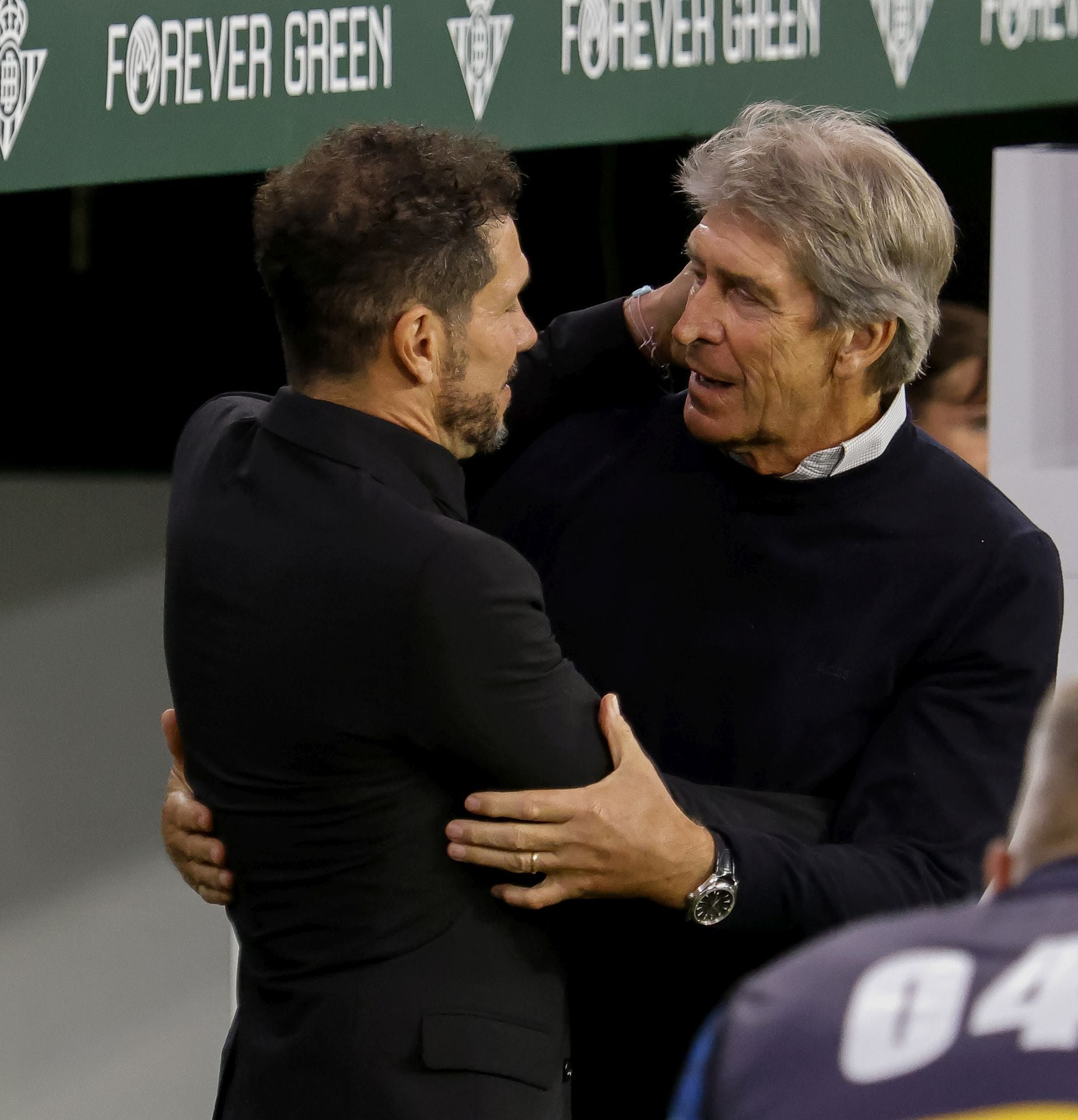 Simeone y Pellegrini se saludan antes del inicio del Betis - Atlético