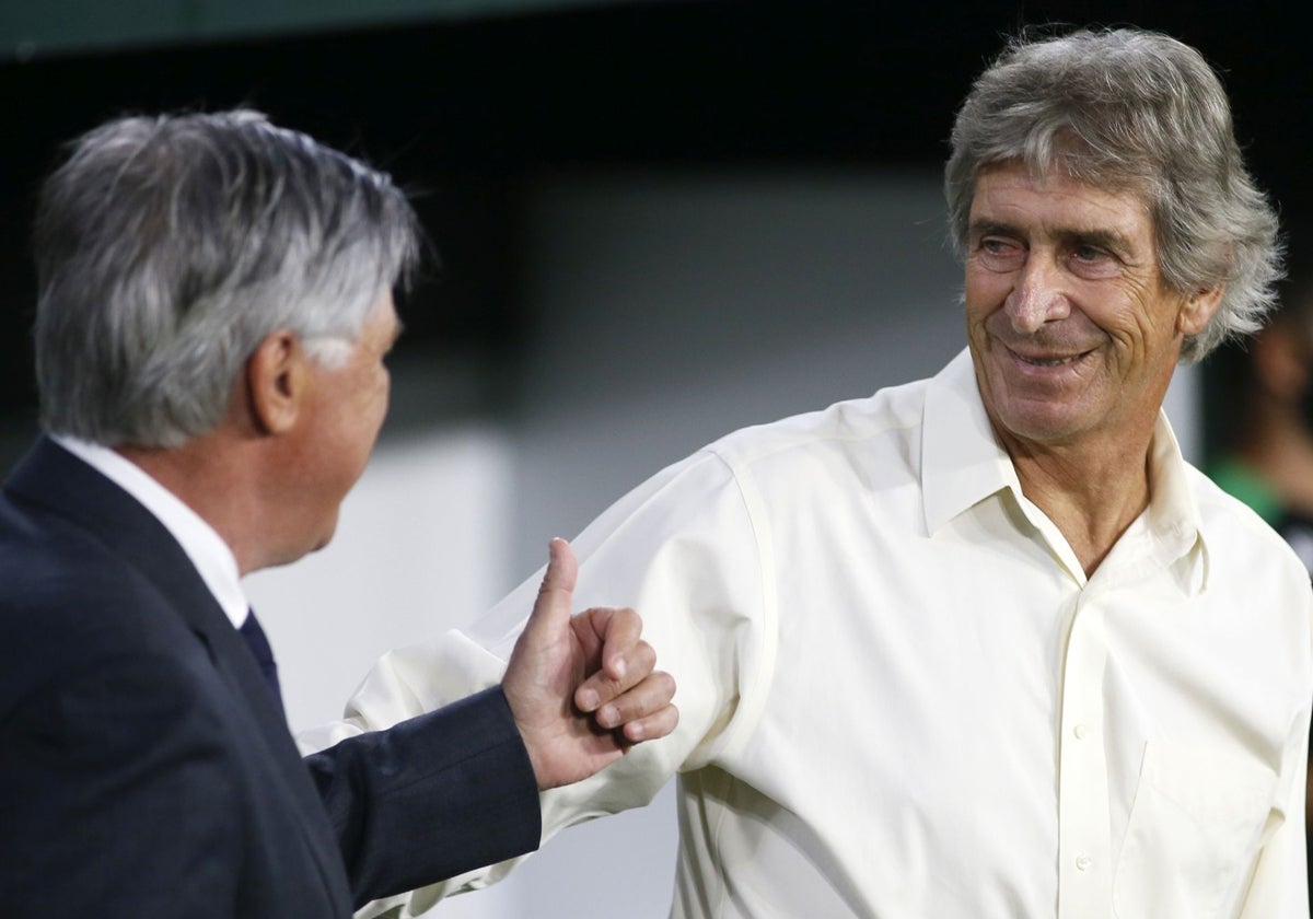 Carlo Ancelotti y Manuel Pellegrini se saludan antes de un Real Betis - Real Madrid