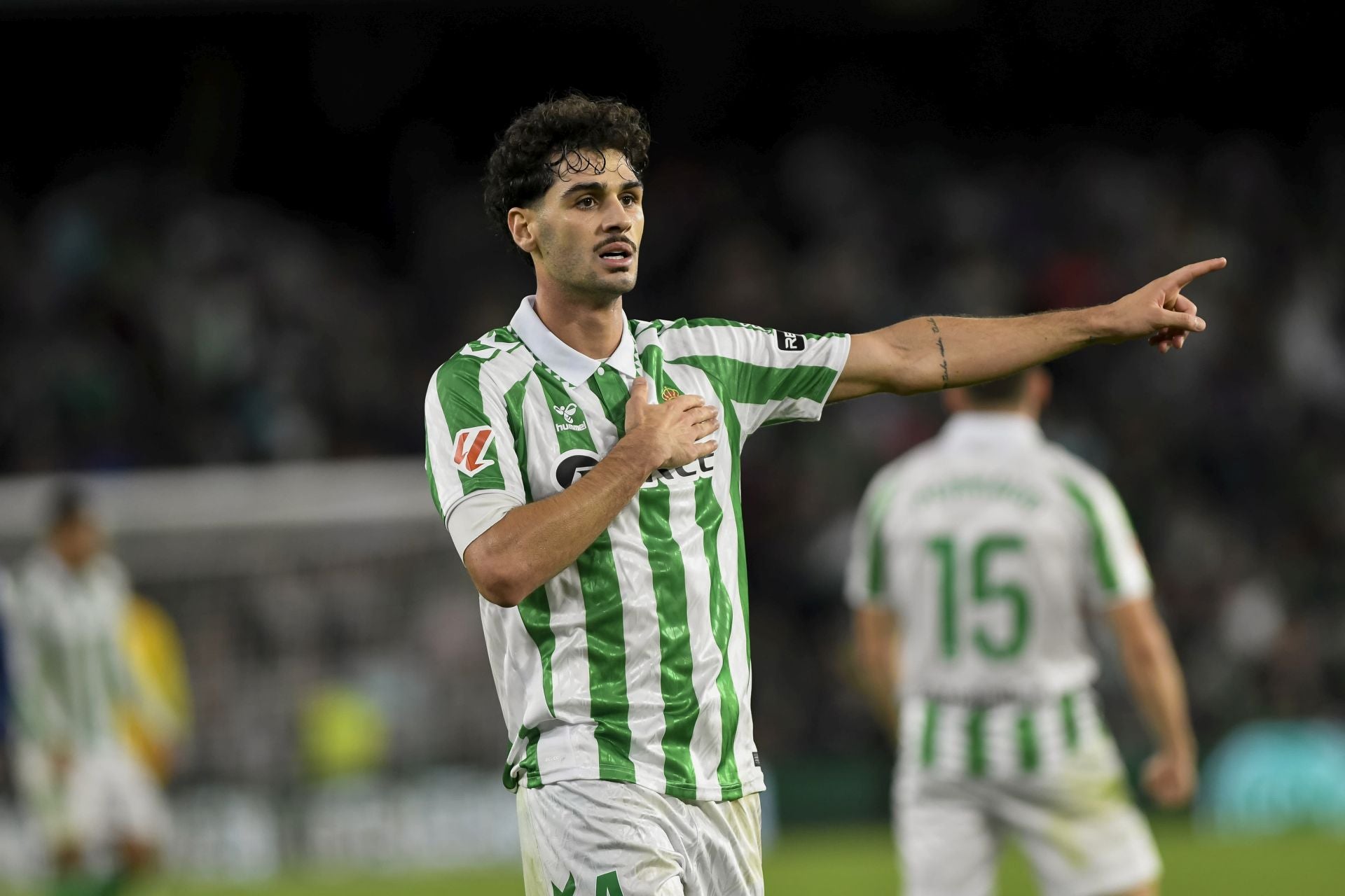 Johnny Cardoso celebra el triunfo del Betis ante el Atlético en el Villamarín