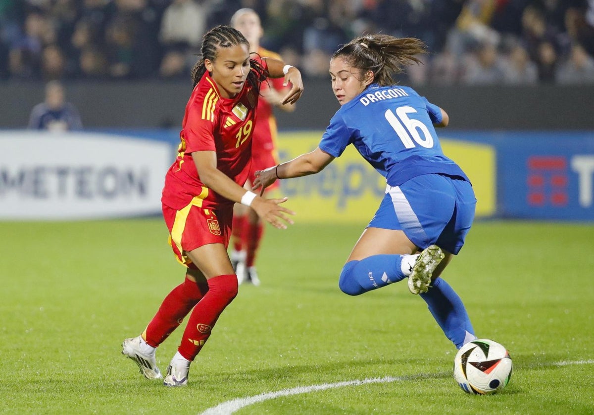 Vicky López pugna por el balón con Dragoni durante el Italia-España