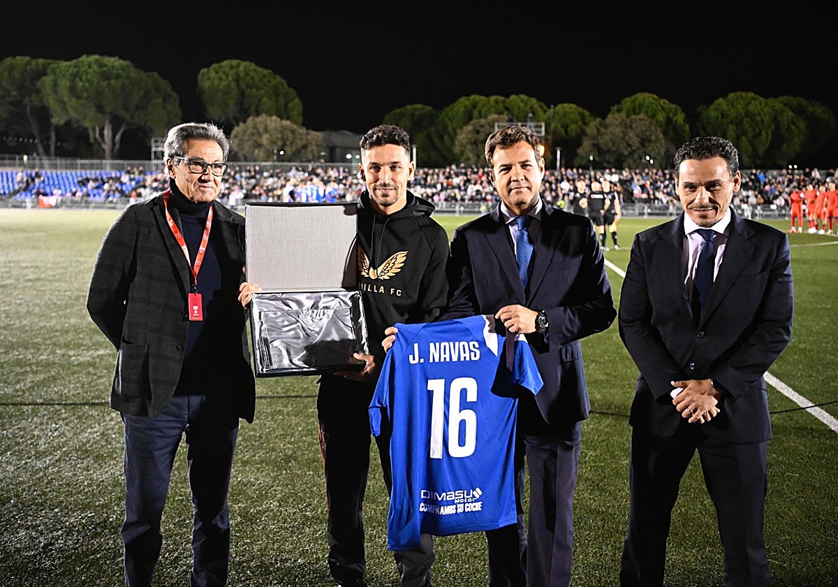Jesús Navas, homenajeado en los prolegómenos del partido Las Rozas-Sevilla