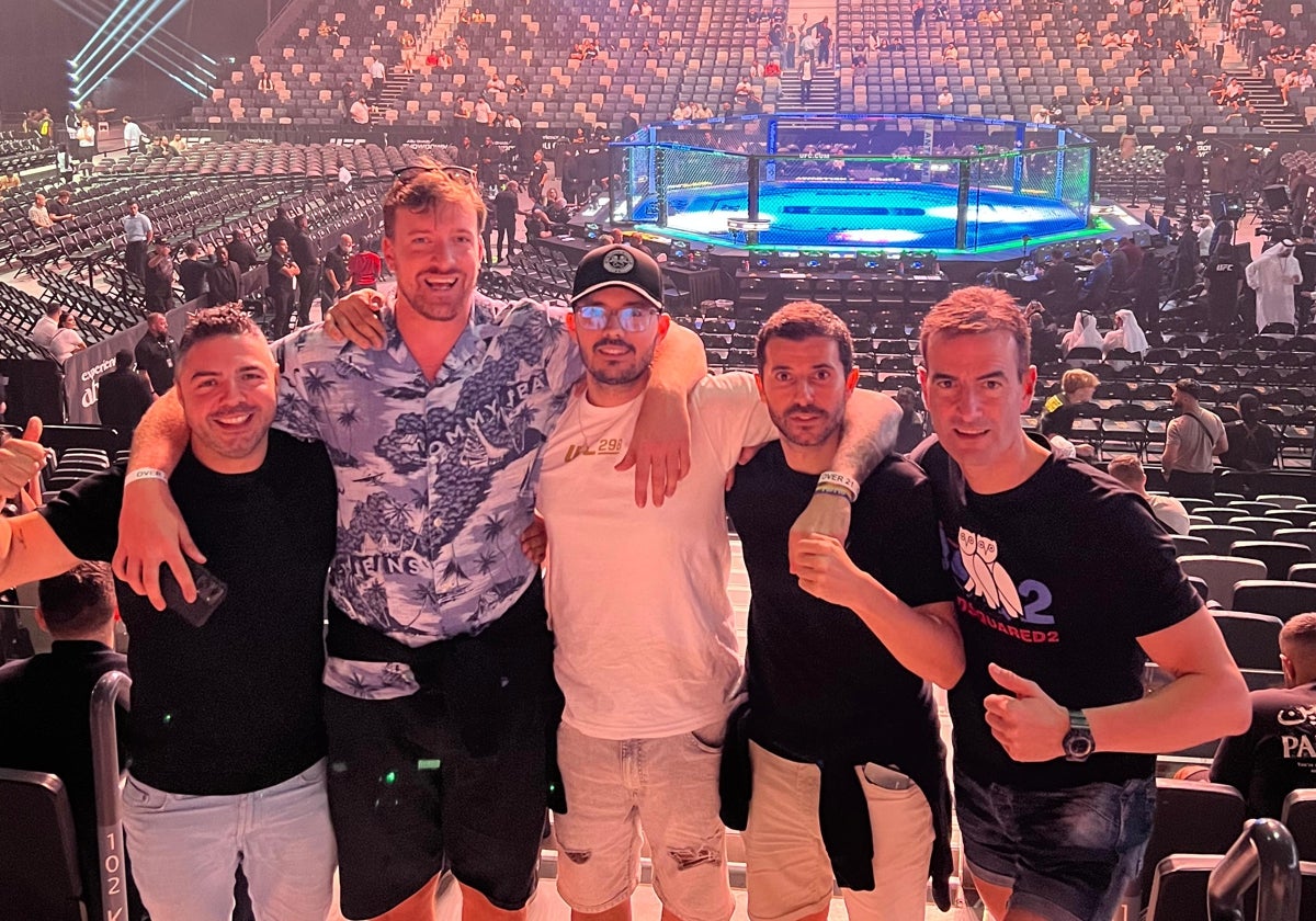 Un grupo de españoles, en el Etihad Arena, antes del combate de Topuria