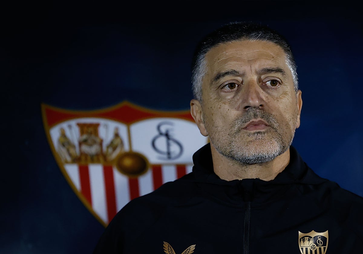 García Pimienta, durante un partido reciente con el Sevilla