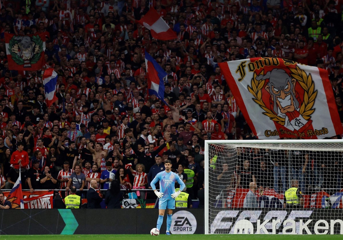 Courtois, en el pasado derbi con el Frente Atlético en el fondo