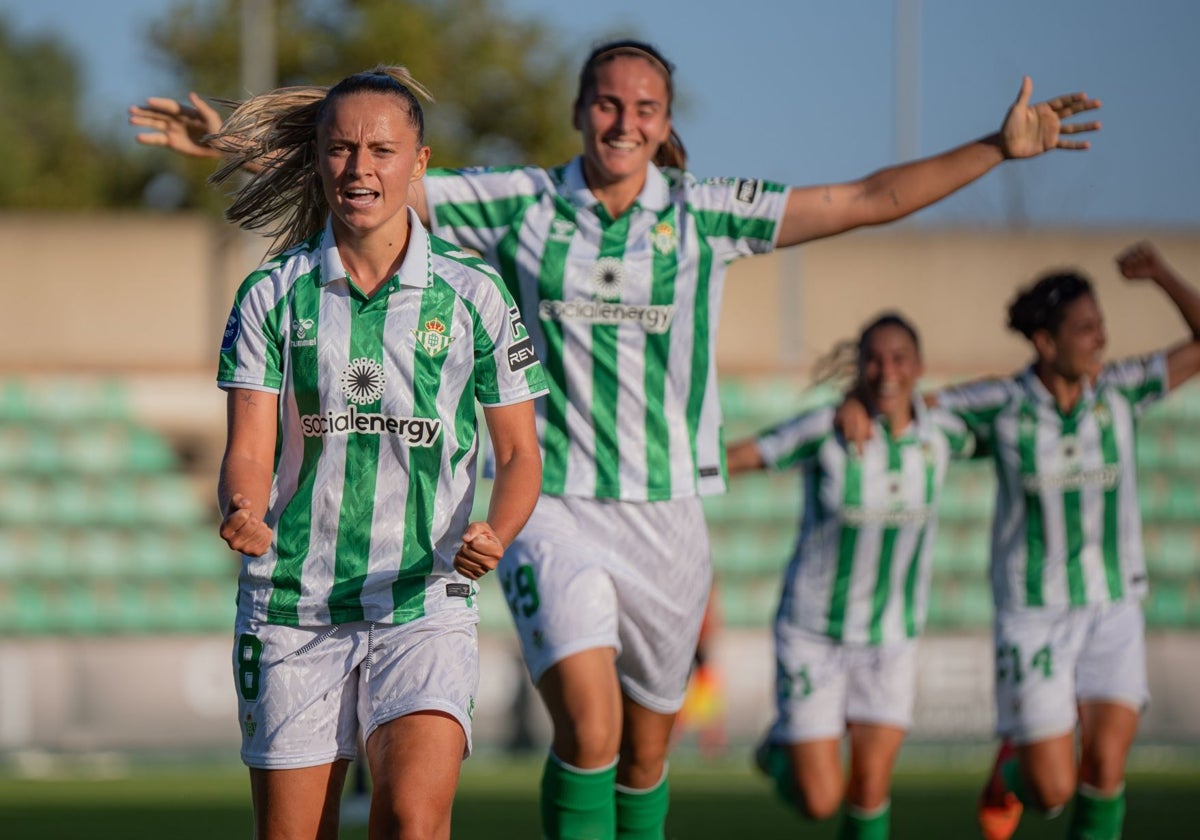 Naima celebra el tercer gol del Betis Féminas ante el Levante Badalona