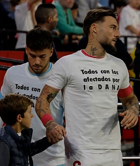 Imagen secundaria 2 - La previa del partido estuvo marcada por los diferentes gestos en homenaje a los damnificados por la DANA de Valencia.