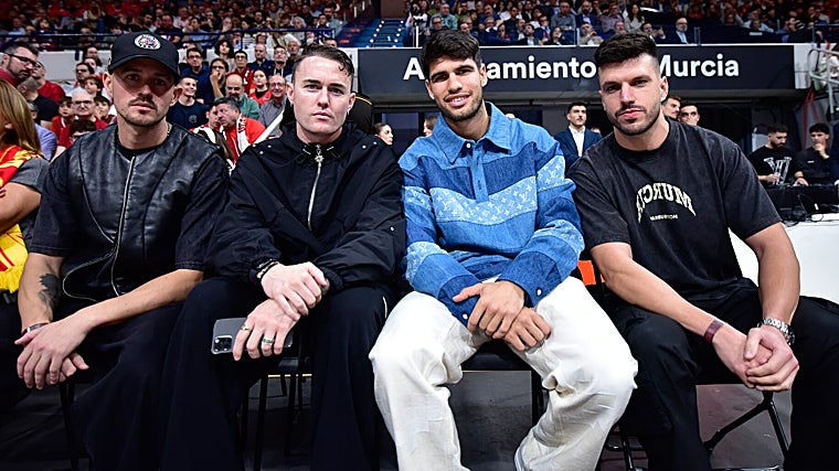 Carlos Alcaraz, viendo el partido con un grupo de amigos