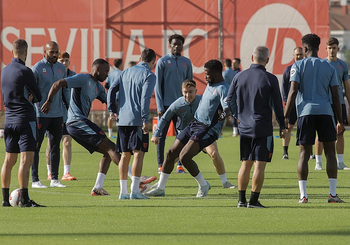Última sesión de entrenamiento del Sevilla antes de recibir a la Real Sociedad
