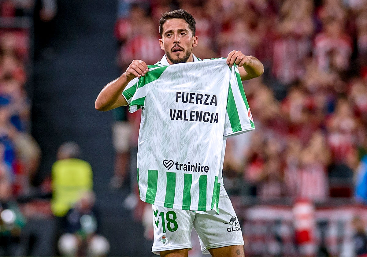 Fornals muestra una camiseta de "Fuerza Valencia" tras marcarle al Athletic