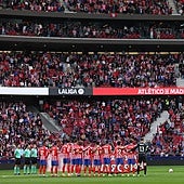 Emocionante silencio en el Metropolitano mientras suena el himno de Valencia