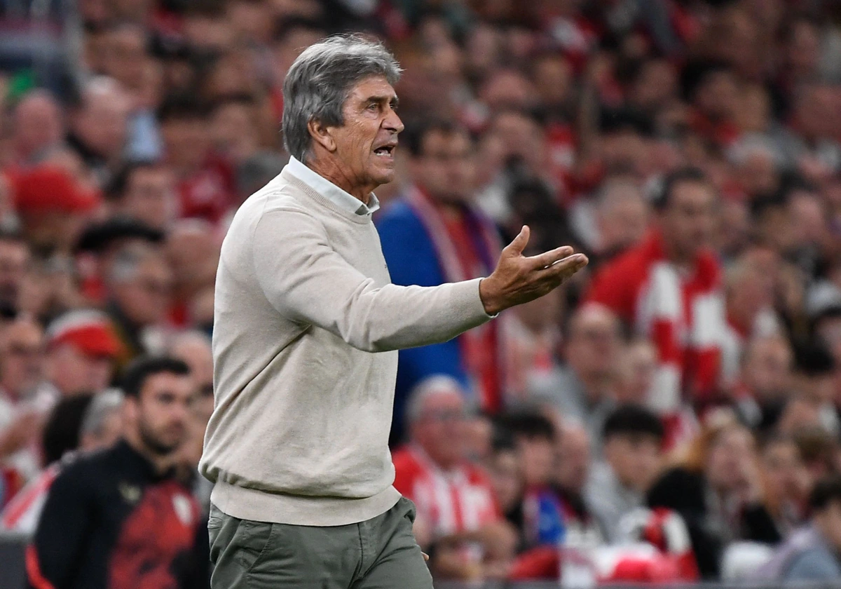 Pellegrini da indicaciones desde la banda de San Mamés durante el Athletic - Betis